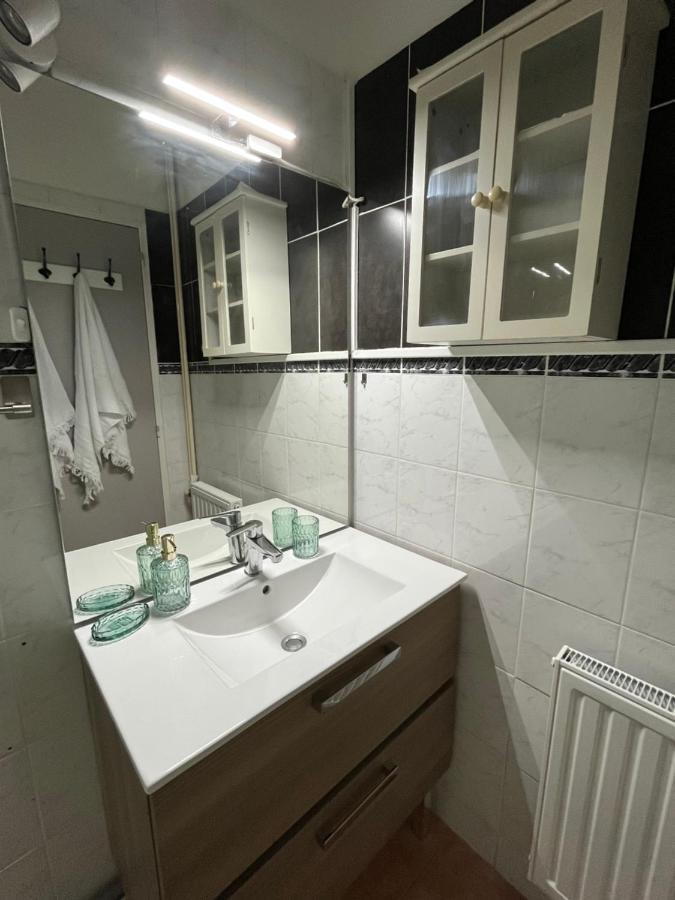 Apartment T2 Avec Terrasse & Parking A 5 Min Du Centre, 10 Min Des Plages